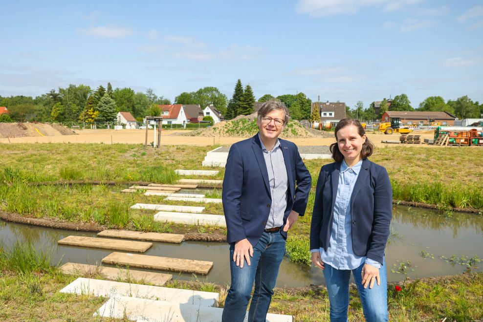 Die Projektkoordinatoren der IBA vor einem der neuen Wassergräben: Ronny Warnke und Merle Voskuhl.Ronny Warnke und Vosskuhl
