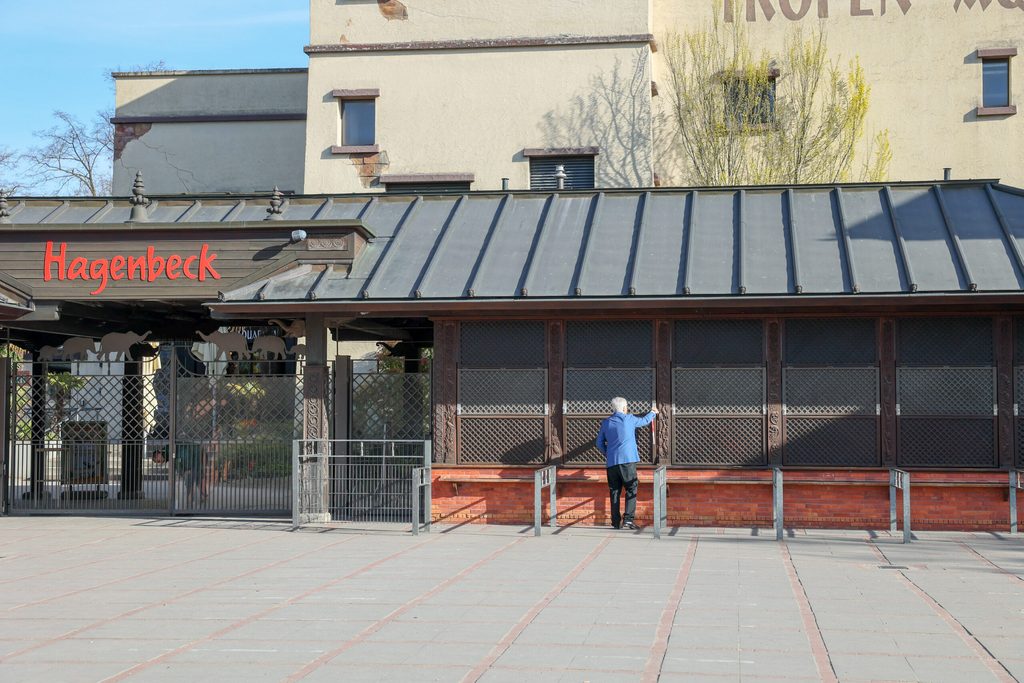 Hagenbeck-Chef Dirk Albrecht schließt die Kassenhäuschen auf