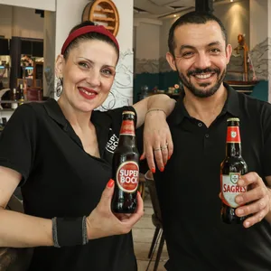 Das „La Sepia“ feiert 40. Geburtstag – hier Carlos Nunes und Susana Teixeira aus dem Service-Team