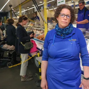 Jessica Fitzgerald vom Fischhandel Schloh auf dem Isemarkt macht sich Sorgen um die Zukunft der Wochenmärkte in Hamburg.