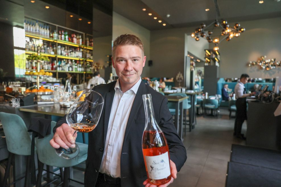 Herr über das Weinsortiment im „Tarantella“: Ronny Meyer serviert einen Roséwein.
