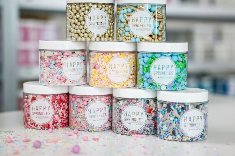 Die Streuseldosen von Happy Sprinkles stehen aufgebaut in einer Pyramide.
