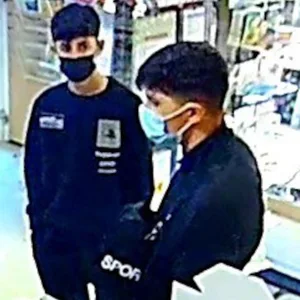 Mit diesem Bild aus einer Überwachungskamera fahndet die Polizei nach den Kioskräubern von Blankenese.