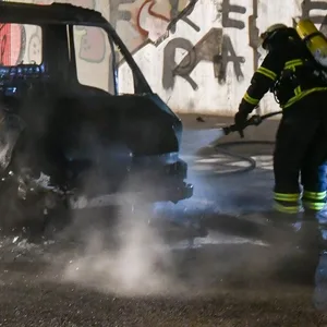 Die Einsatzstelle in Rothenburgsort. Der Transporter brannte unter der Bahnbrücke vollständig aus.