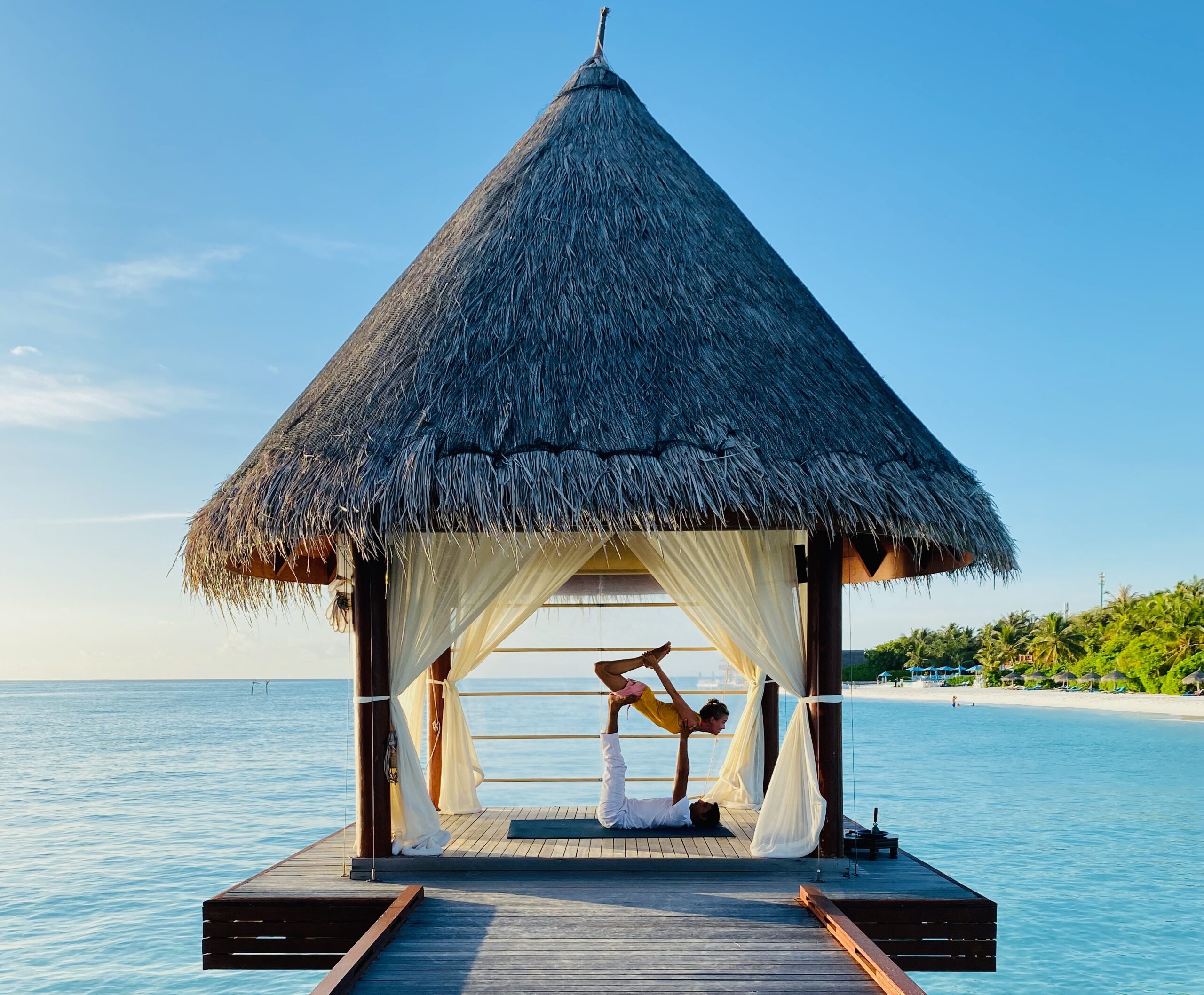 Sunset Acro-Yoga im Spa-Pavillon des Anantara Dhigu Maldives Resorts.