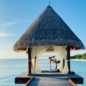 Sunset Acro-Yoga im Spa-Pavillon des Anantara Dhigu Maldives Resorts.