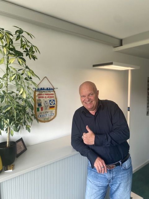 Der Schweizer HSV-Fan Toni Reinhard mit dem Wimpel vom Finale