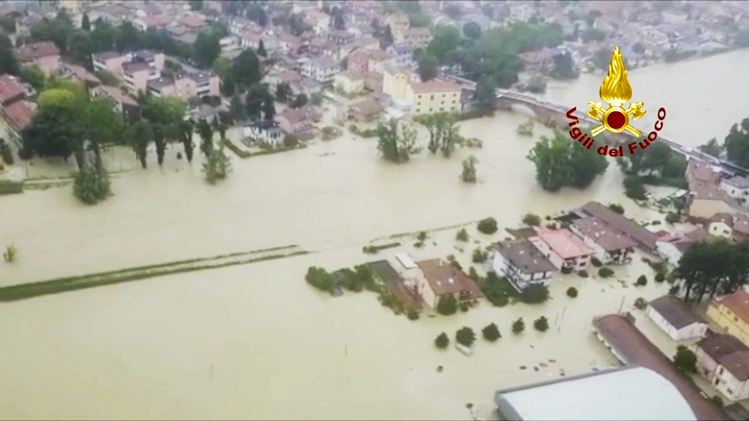 Das von der italienischen Feuerwehr zur Verfügung gestellte Bild zeigt das Ausmaß der Überschwemmungen.