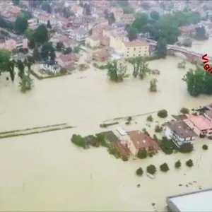 Das von der italienischen Feuerwehr zur Verfügung gestellte Bild zeigt das Ausmaß der Überschwemmungen.