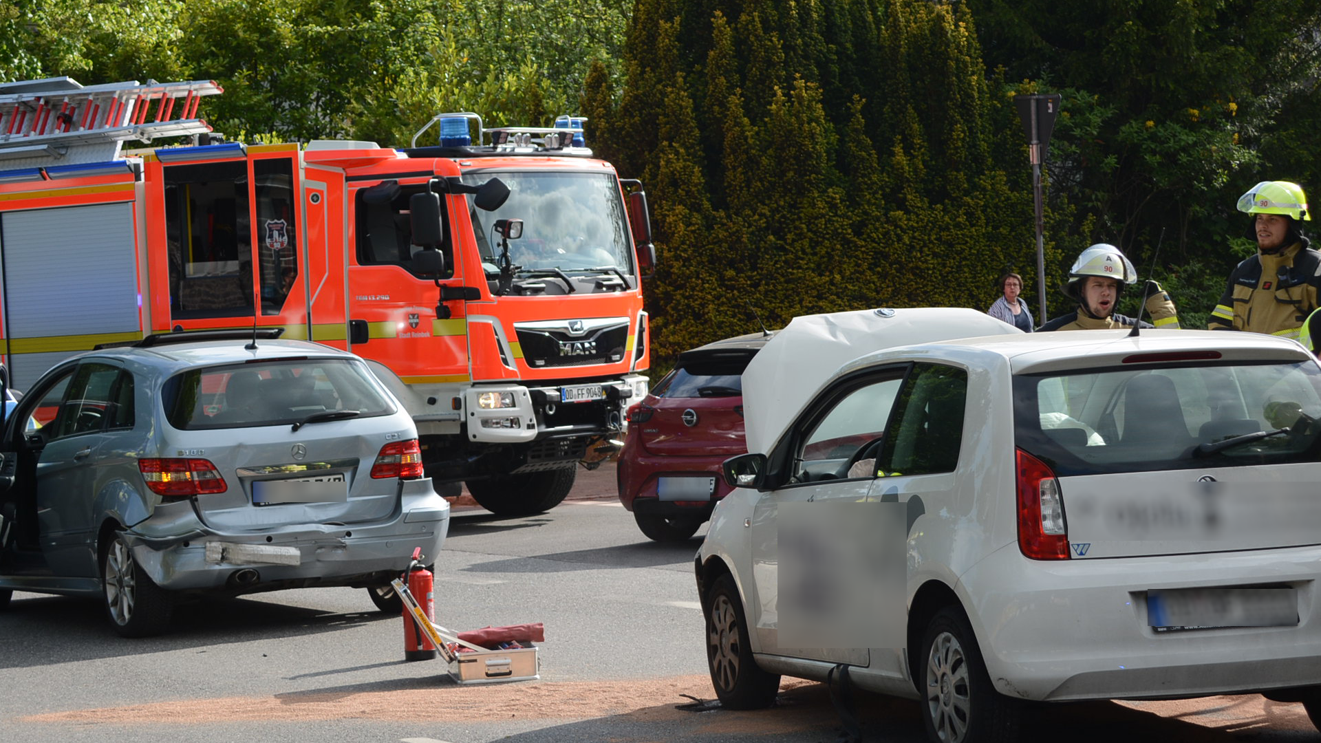 Die Unfallstelle in Reinbek: Insgesamt sind fünf Menschen leicht verletzt worden.