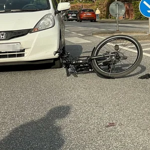 Am Dienstagabend kam es in Volksdorf zu einem Unfall zwischen einer Autofahrerin und einem Radfahrer.