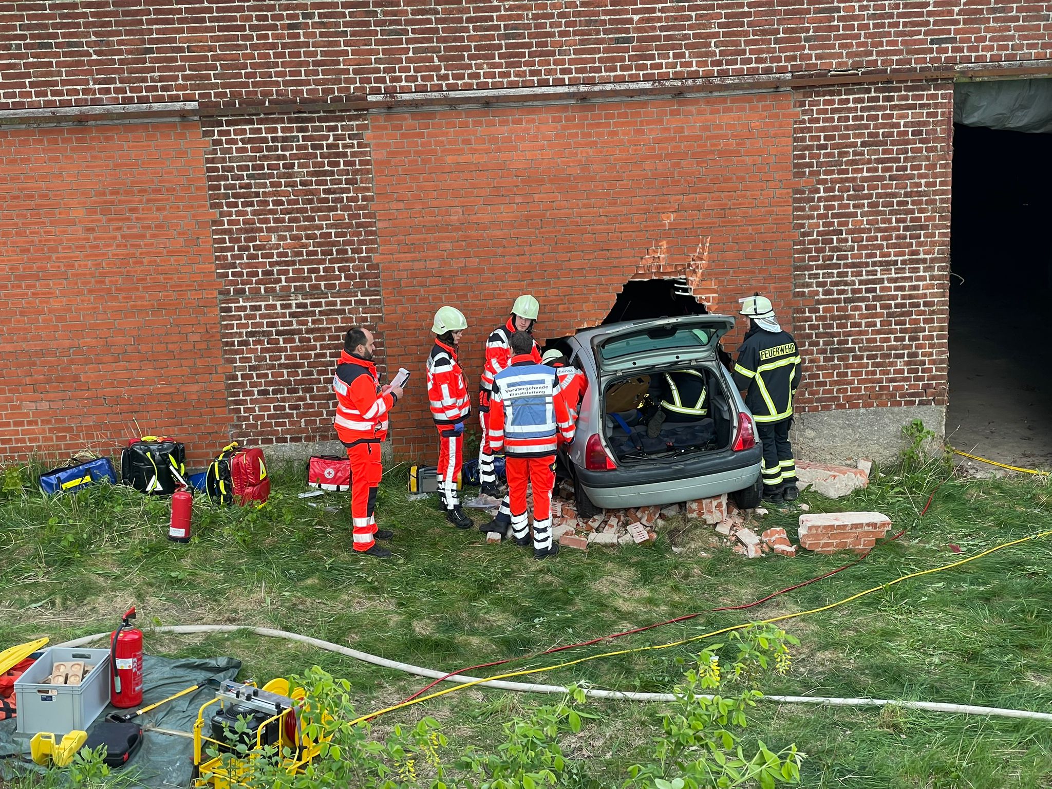 Das Szenario: Ein Auto ist in eine Fassade gefahren. Die Feuerwehr muss zwei Verletzte versorgen.