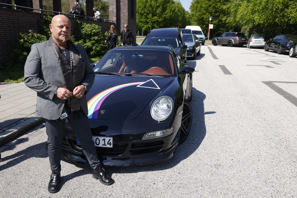 Carsten Loh hat Barkowsky zu Ehren seinen Porsche mit einem Regenbogen versehen.