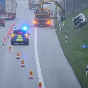 Der Pkw wurde abgeschleppt. Es kam zu Staus auf der A7.