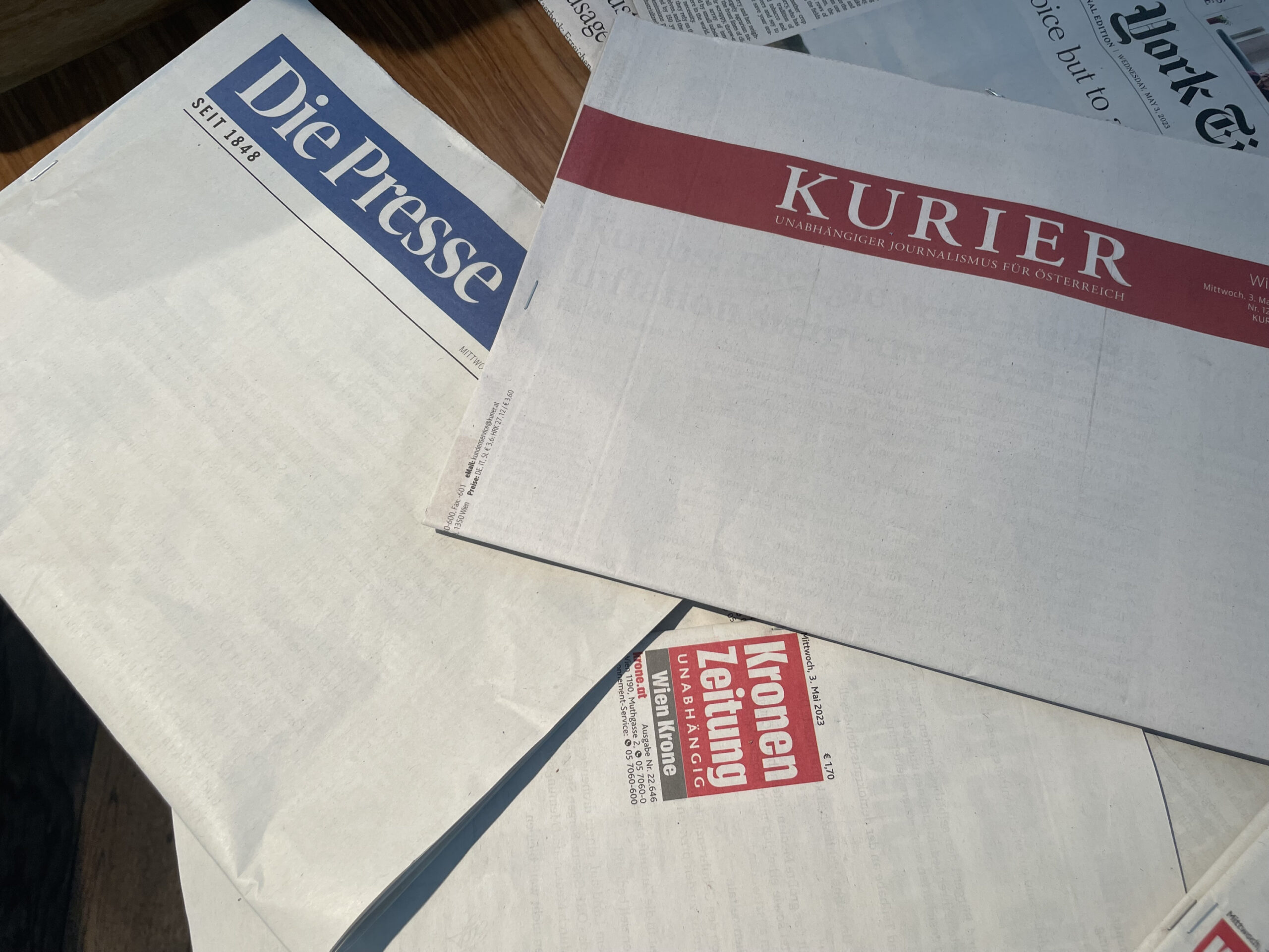 Titelblätter österreichsicher Zeitungen, nur das Logo ist abgedruckt