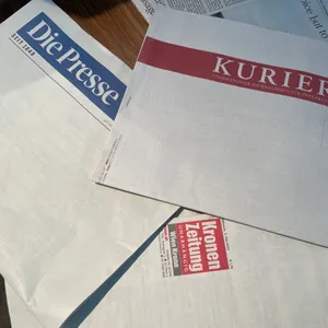 Titelblätter österreichsicher Zeitungen, nur das Logo ist abgedruckt