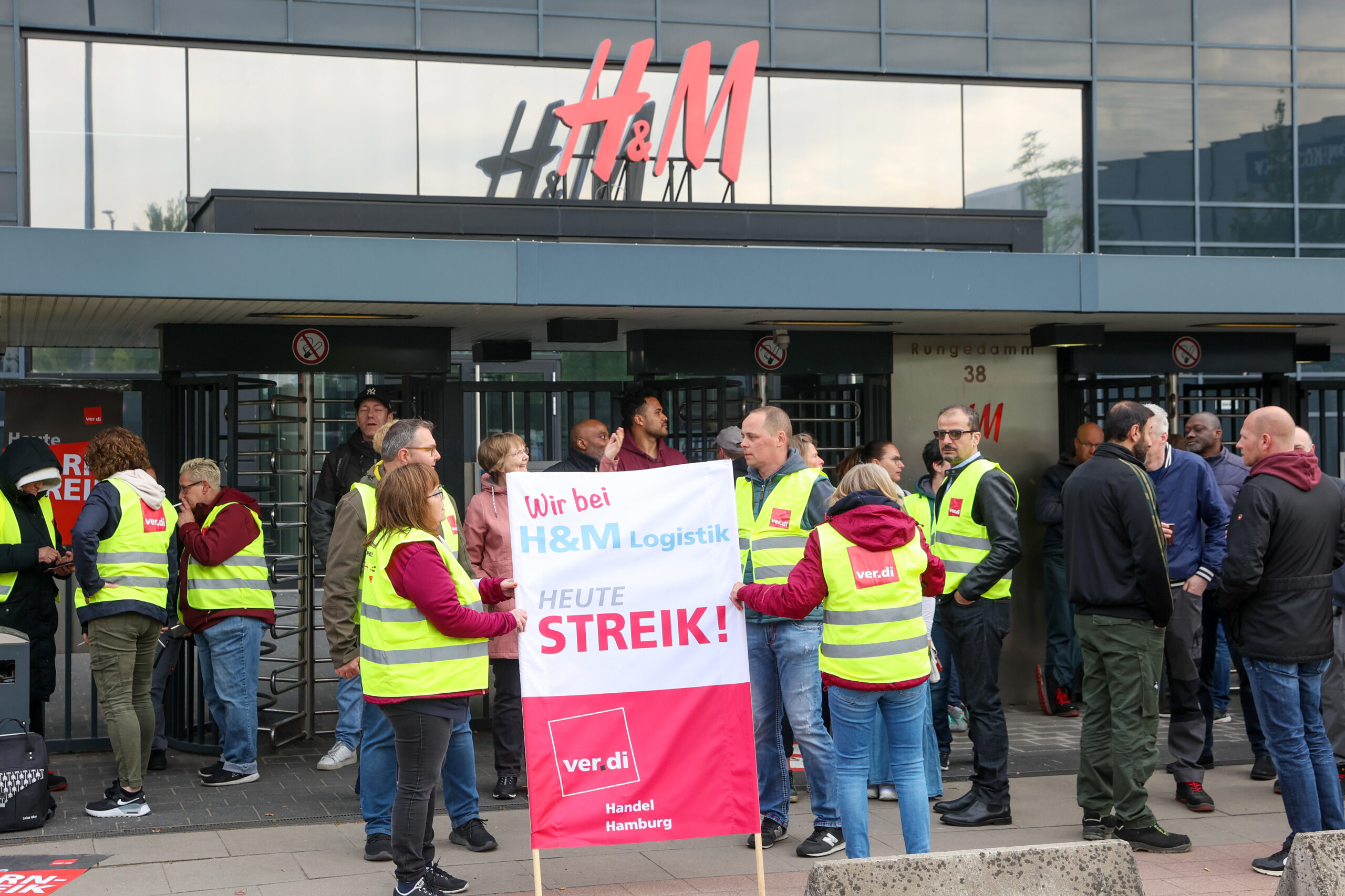 Wie hier im Logistikzentrum von H&M in Allermöhe sind in ganz Hamburg Mitarbeiter des Einzelhandels zum Streik aufgerufen.