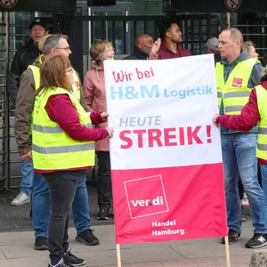 Wie hier im Logistikzentrum von H&M in Allermöhe sind in ganz Hamburg Mitarbeiter des Einzelhandels zum Streik aufgerufen.