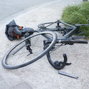 Der Radfahrer wurde bei dem Unfall schwer verletzt.