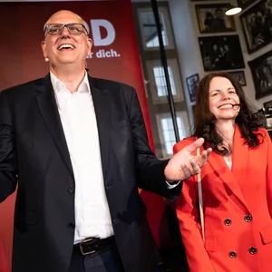 Andreas Bovenschulte, Spitzenkandidat der SPD in Bremen, und seine Partnerin Kerstin Krüger