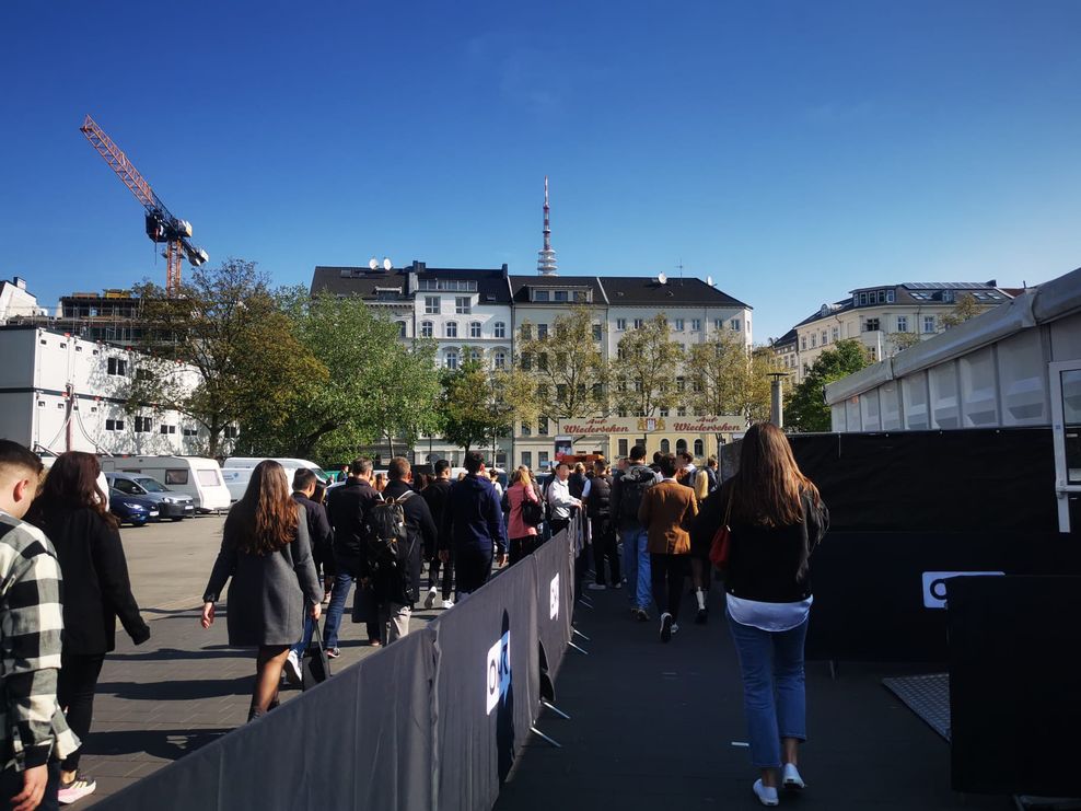 Die Menschen strömen in Richtung OMR-Messe.