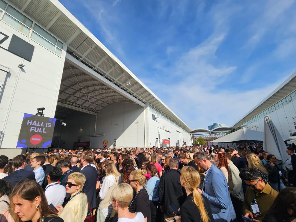 Viele Menschen vor Messe-Halle