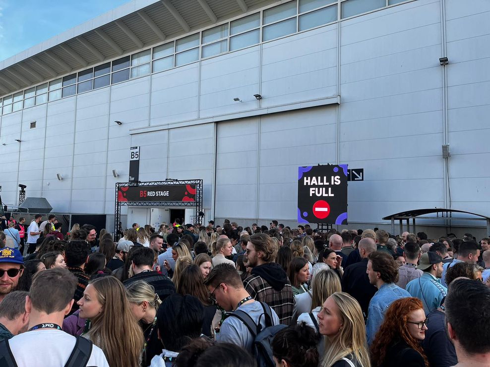 Lange Schlangen vor der Halle