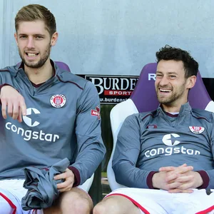 Lasse Sobiech und Jan-Philipp Kalla auf der St. Pauli-Bank beim Auswärtsspiel in Aue im April 2018