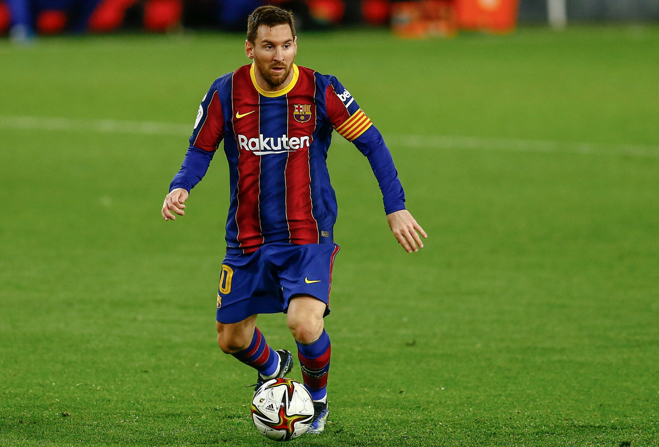 Messi im Barcelona-Trikot am Ball