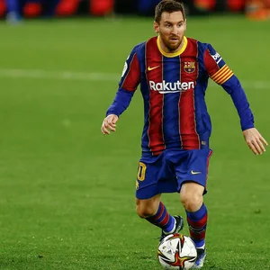 Messi im Barcelona-Trikot am Ball