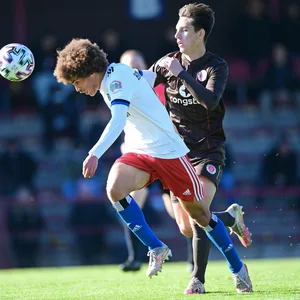 Jonah Fabisch (l.) im Zweikampf mit Max Brandt