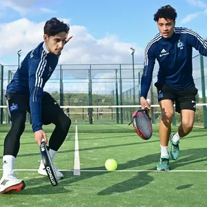 Schon während der letzten Trainingslager griffen die HSV-Profis Ludovit Reis (l.) und Jonas David zu den Padel-Schlägern.