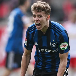 Anssi Suhonen jubelt über sein Tor in Regensburg