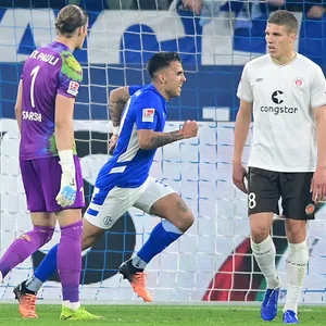 Rodrigo Zalazar bejubelt sein Siegtor für Schalke gegen St. Pauli