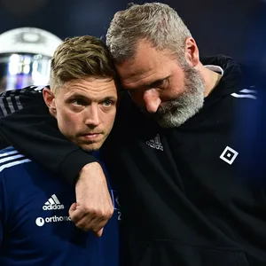HSV-Trainer Tim Walter umarmt Sonny Kittel