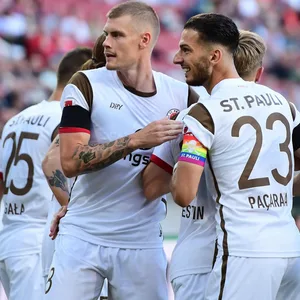 Eric Smith und Leart Paqarada freuen sich über ein St. Pauli-Tor