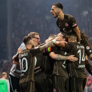 Leart Paqarada auf einer Jubeltraube beim FC St. Pauli