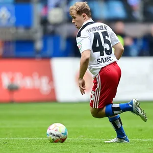 Tom Sanne am Ball