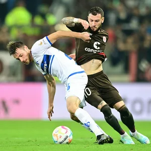 Marcel Hartel vom FC St. Pauli im Zweikampf mit Matthias Bader von Darmstadt 98