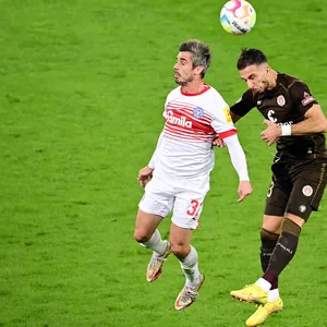 Fin Bartels und Leart Paqarada im Kopfballduell