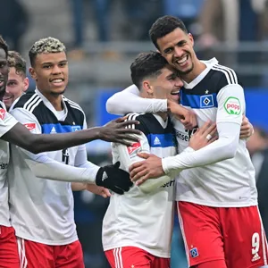 Robert Glatzel und Ludvoit Reis jubeln über ein HSV-Tor.