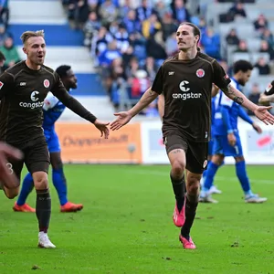 Lukas Daschner und Jackson Irvine jubelten beim FC St. Pauli bisher am häufigsten über eigene Tore.