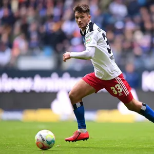 Noah Katterbach am Ball für den HSV