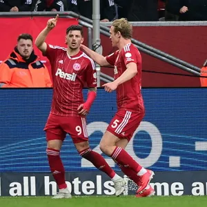 Dawid Kownacki jubelt mit Christoph Klarer über das 1:1 gegen den HSV.