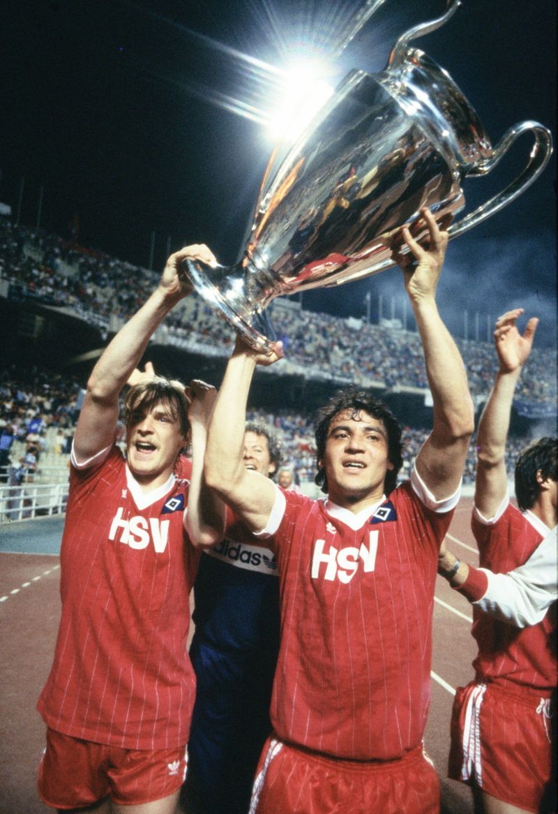 Felix Magath mit Pokal