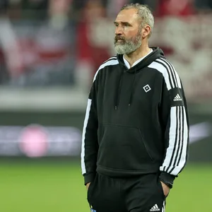 HSV-Trainer Tim Walter mit den Händen in den Taschen