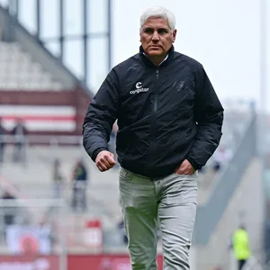 Andreas Bornemann läuft über den Platz am Millerntor