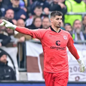 Vier Gegentore sollen sie Ausnahme bleiben: St. Pauli-Keeper Nikola Vasilj im Derby beim HSV