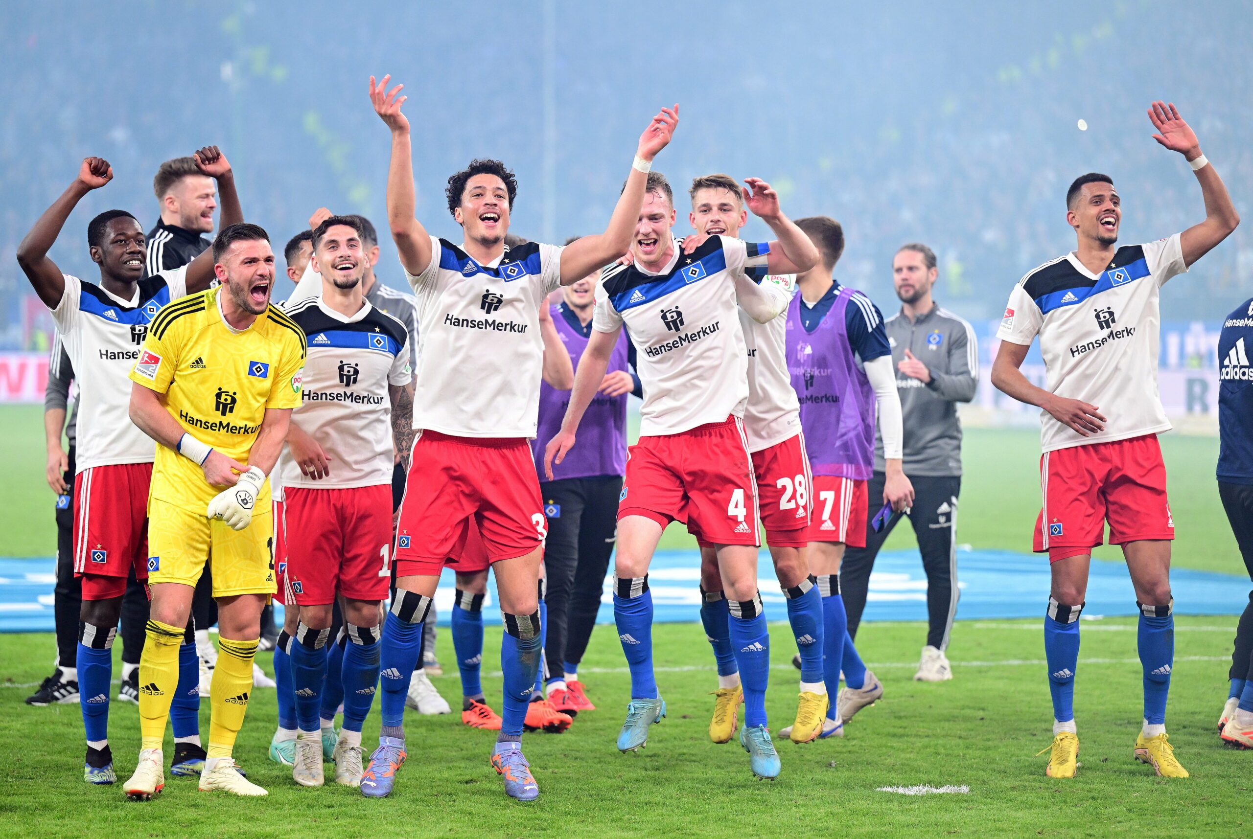 Die HSV-Profis feiern nach dem Heimsieg gegen St. Pauli