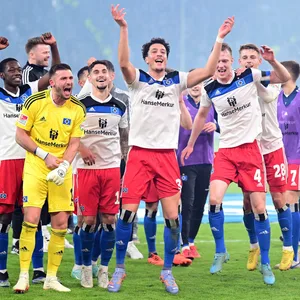 Die HSV-Profis feiern nach dem Heimsieg gegen St. Pauli